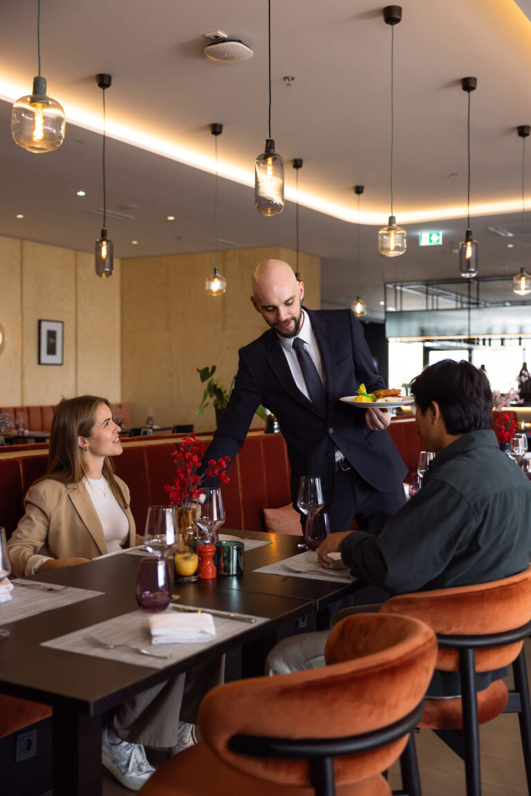 kellner essen serviert